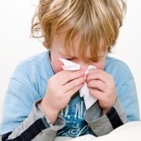 Kind mit Nasenbluten - Erste Hilfe - Perau Apotheke