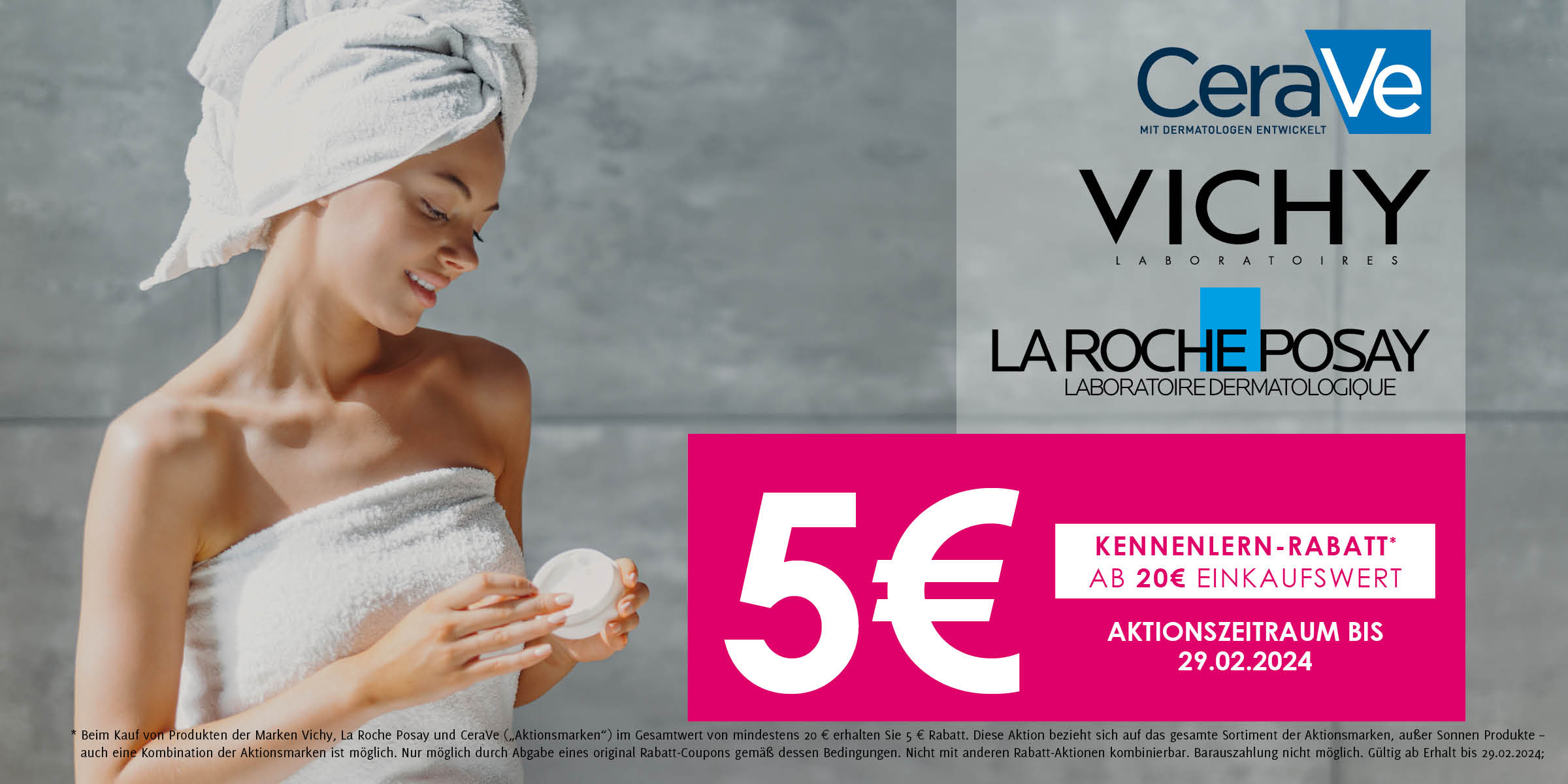 Frau sitz nach der Dusche ind Handtücher gewickelt und probiert die neue Gesichtscreme - Kennenlern-Rabatt € 5 für Vicha, CeraVe und LaRoche-Posay